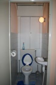 Toilet voor.JPG